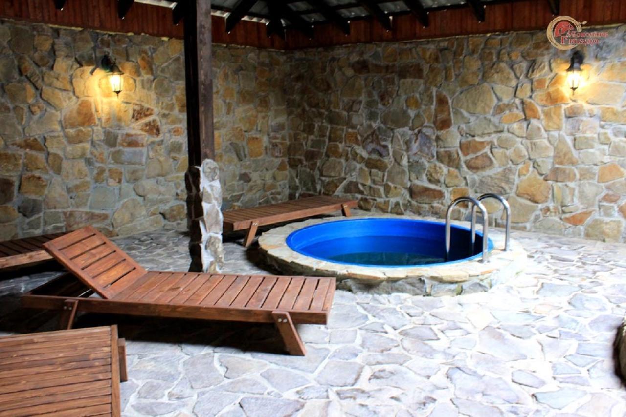 Sokolyne gnizdo Hotel Korosztyiv Kültér fotó